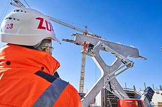 Foto von einer anspruchsvollen Konstruktion aus Ortbeton, aus der Sicht einer Person.