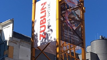 Foto von einem Kran mit ZÜBLIN Banner.  