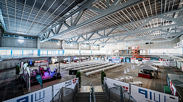 Foto einer neuen Sporthalle im Inneren