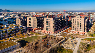 The four buildings of “Rote Emma” at Attemsgasse 38 offer, alongside subsidised rental flats, a wide range of amenities for a vibrant neighbourhood life. 