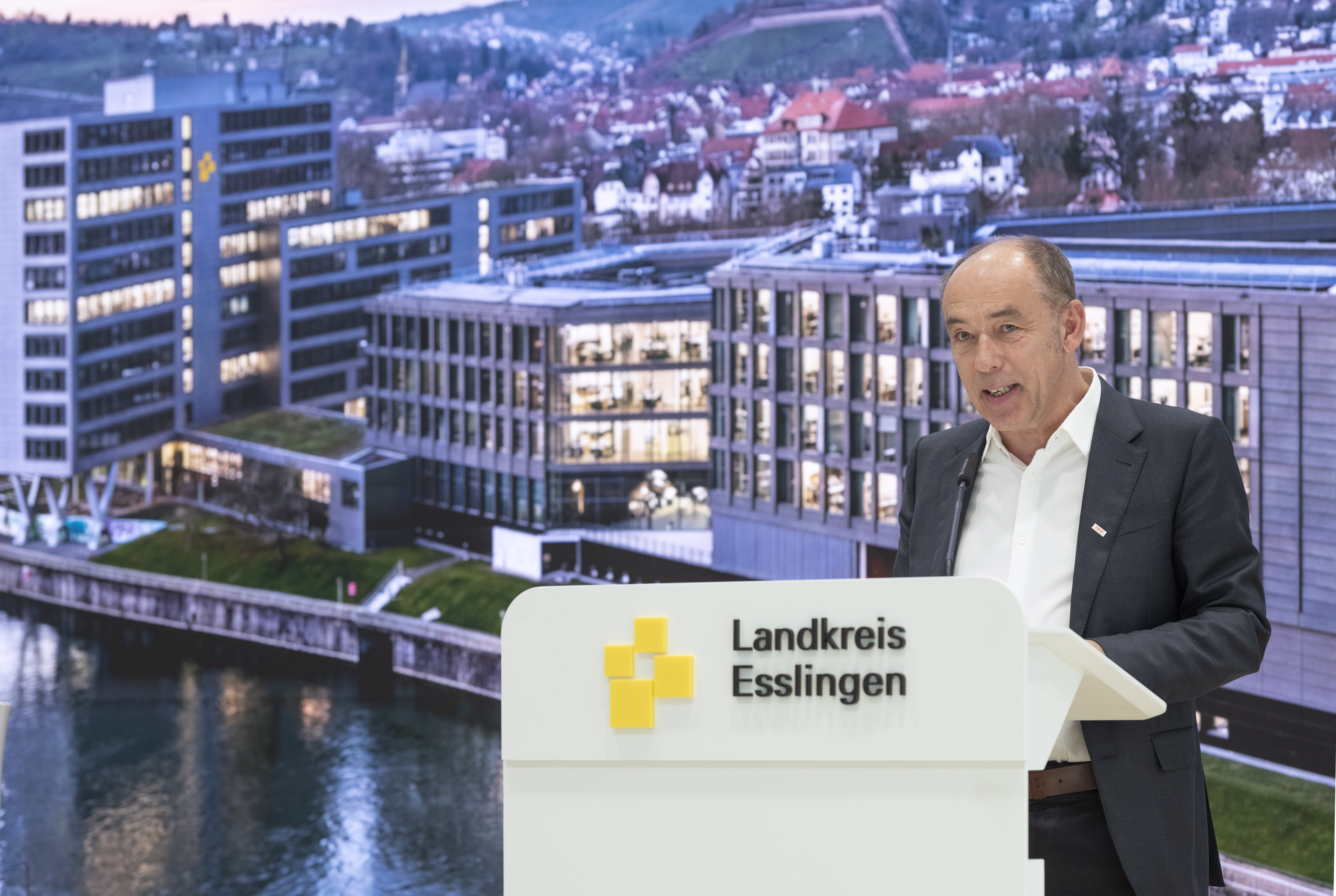 Fotoaufnahme während des Grußworts bei der Eröffnungsfeier des Landratsamts Esslingen