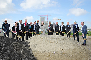 Photo of several people at the groundbreaking ceremony of the bidding consortium with the City of Vienna
