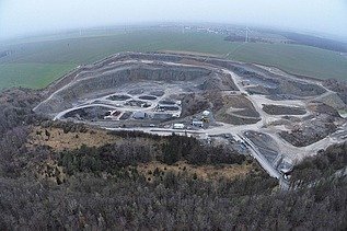 Luftaufnahme des Kalksteinbruchs Eigenrieden der Mineral Baustoff GmbH in Thüringen