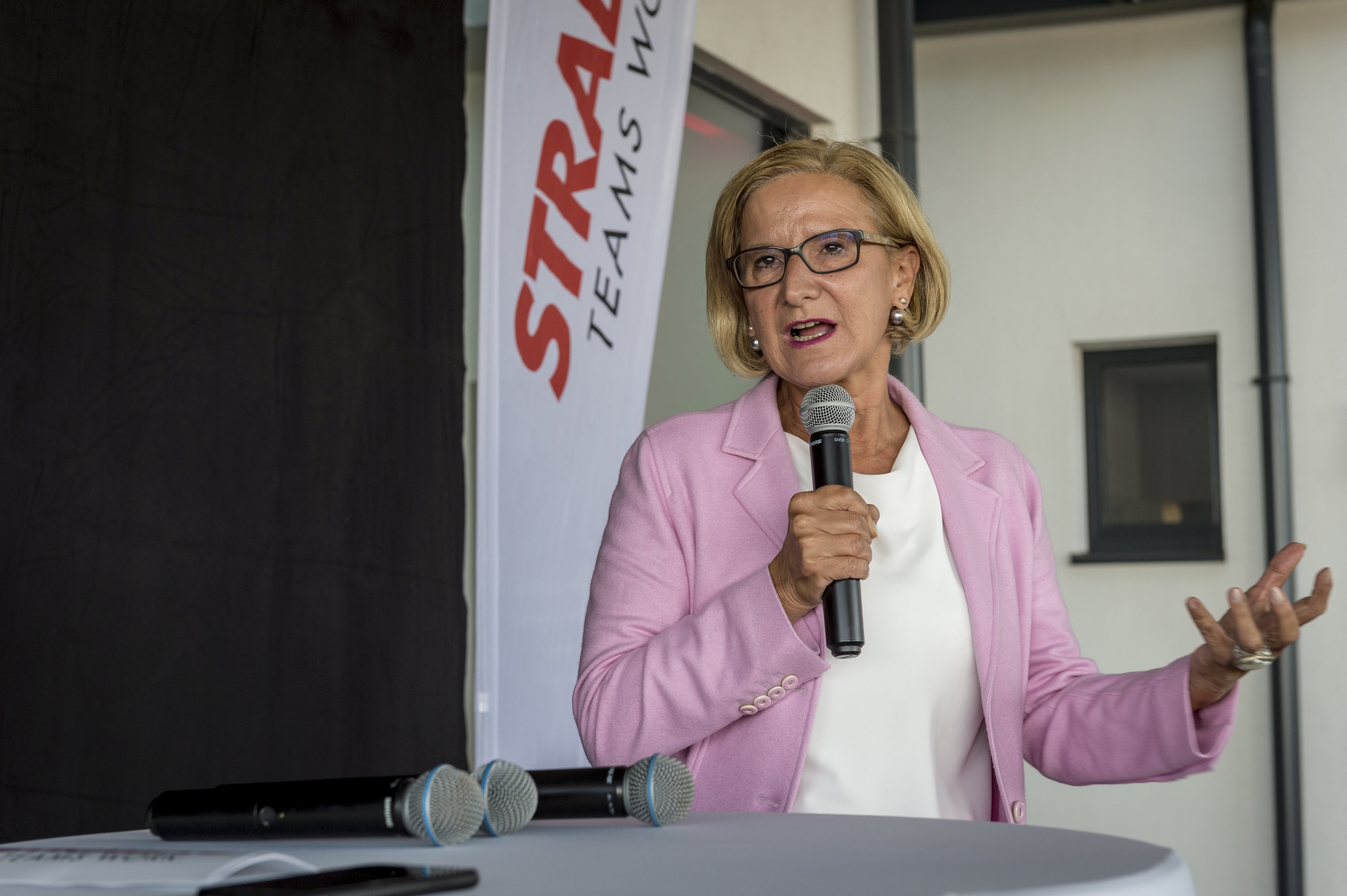 Landeshauptfrau Johanna Mikl-Leitner vor einer STRABAG Fahne
