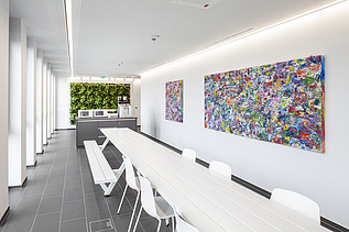 Foto einer Teeküche mit bunten Bildern an der Wand.