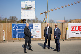 Foto vom überreichen des Vorzertifikat der 