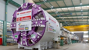 Foto der Tunnelvortriebsmaschine bei der Werksabnahme im Jänner 2024.