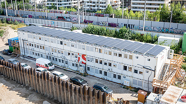 Foto von der Photovoltaikanlage auf dem Dach der Containerburg am Nordbahnhof-Gelände