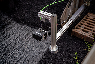 Download der Pressemeldung als PDF      Das Bild zeigt die nähere Detailansicht der Robot - Straßenbau 4.0 Maschine