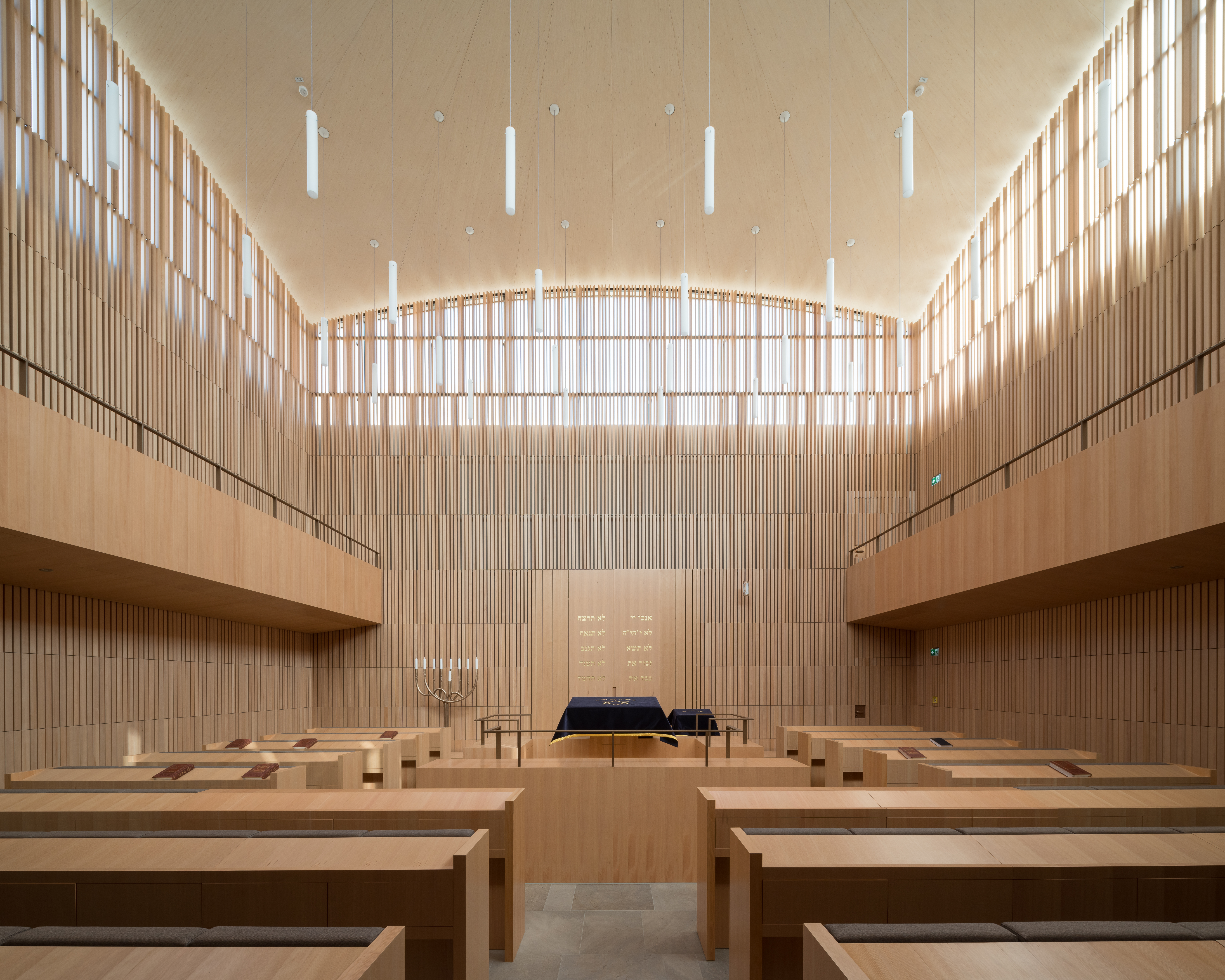 Foto von einer Synagoge von innen.  