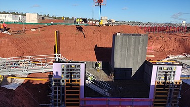 Foto von einer Betonage Bodenplatte des US-Militärklinik Weilerbach.