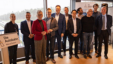 Foto von mehreren schick gekleideten Personen. 