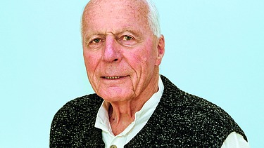 Portrait von einem alten Mann der freundlich schaut.  