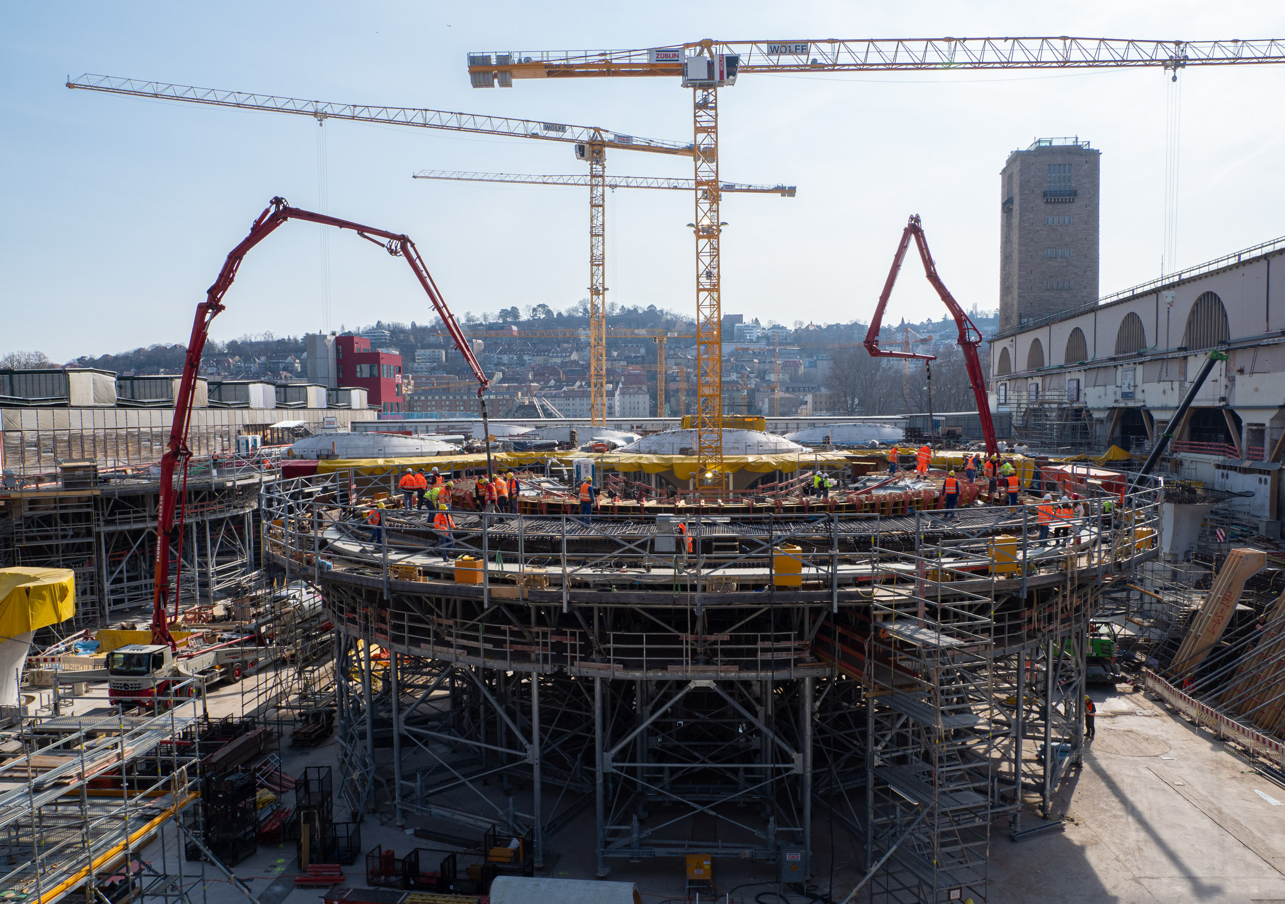 Foto vom Bau des Sonderkelch für die Dachkonstruktion des neuen Stuttgarter Tiefbahnhofs, mit einem breiten Blick auf den Sonderkelch. 