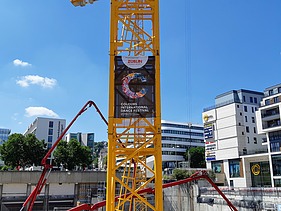 Foto von einem Kran mit International Dance Festival Plakat. 