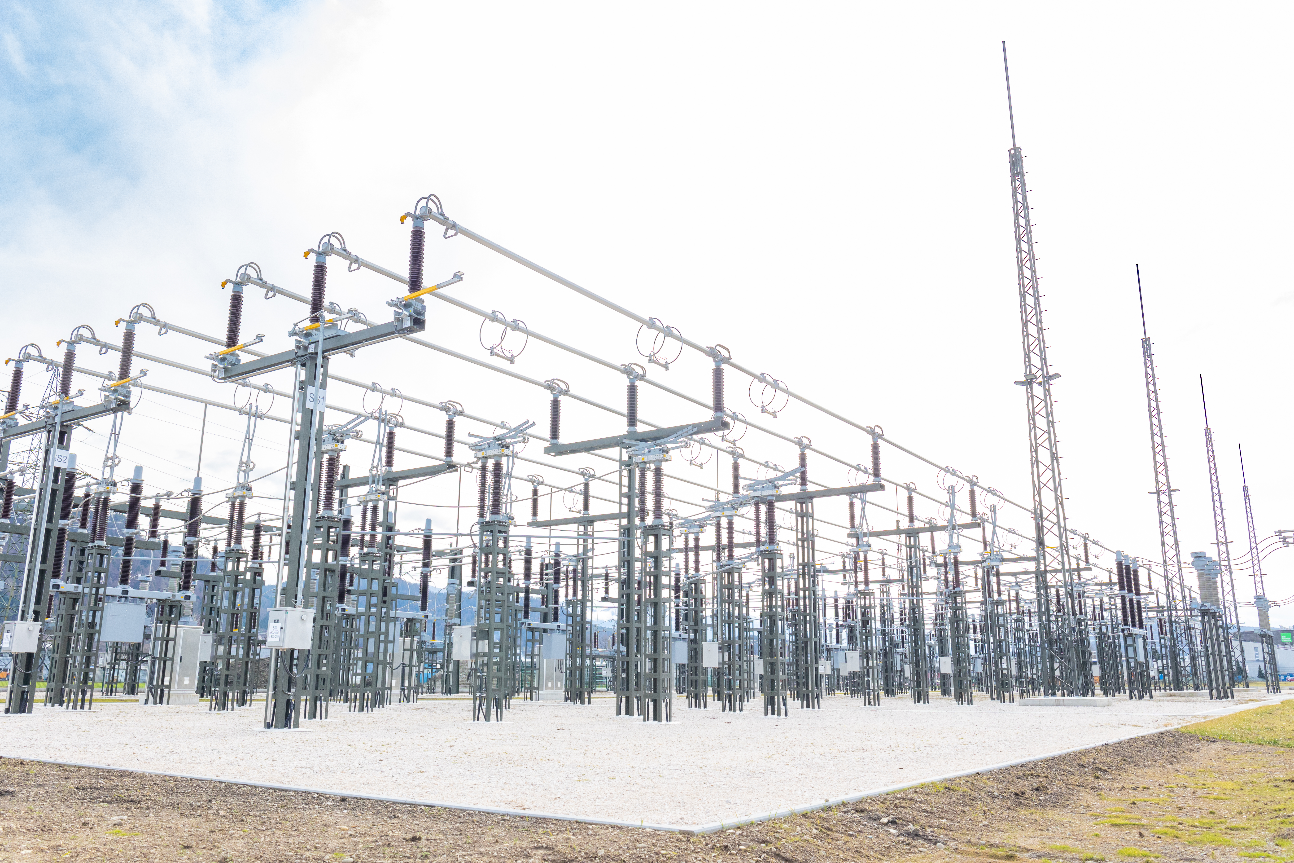 Das Bild zeigt ein elektrisches Umspannwerk 