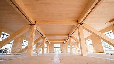 Foto von inneren einer Baustelle, die mit Holz verkleidet ist.   