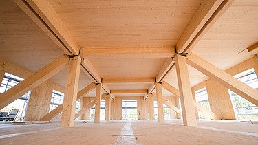Foto von inneren einer Baustelle, die mit Holz verkleidet ist.   