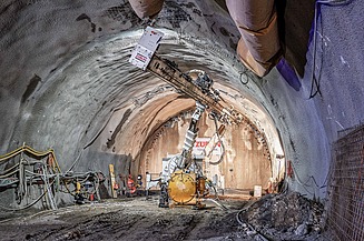 Foto vom Tunnelbau, mit einer große Maschine.  