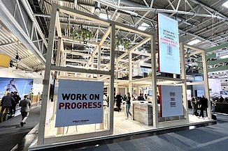 Foto von einem Messestand von STRABAG.   