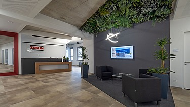 Foto vom Eingangsbereich eines Bürogebäudes. 