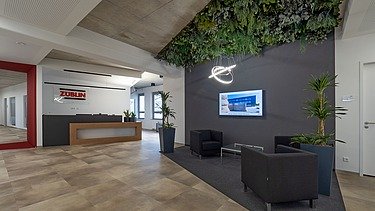 Foto vom Eingangsbereich eines Bürogebäudes. 