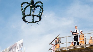 Foto von ZÜBLIN-Bauleiter und Zimmermannsgeselle bei der Verlesung des traditionellen Richtspruchs.