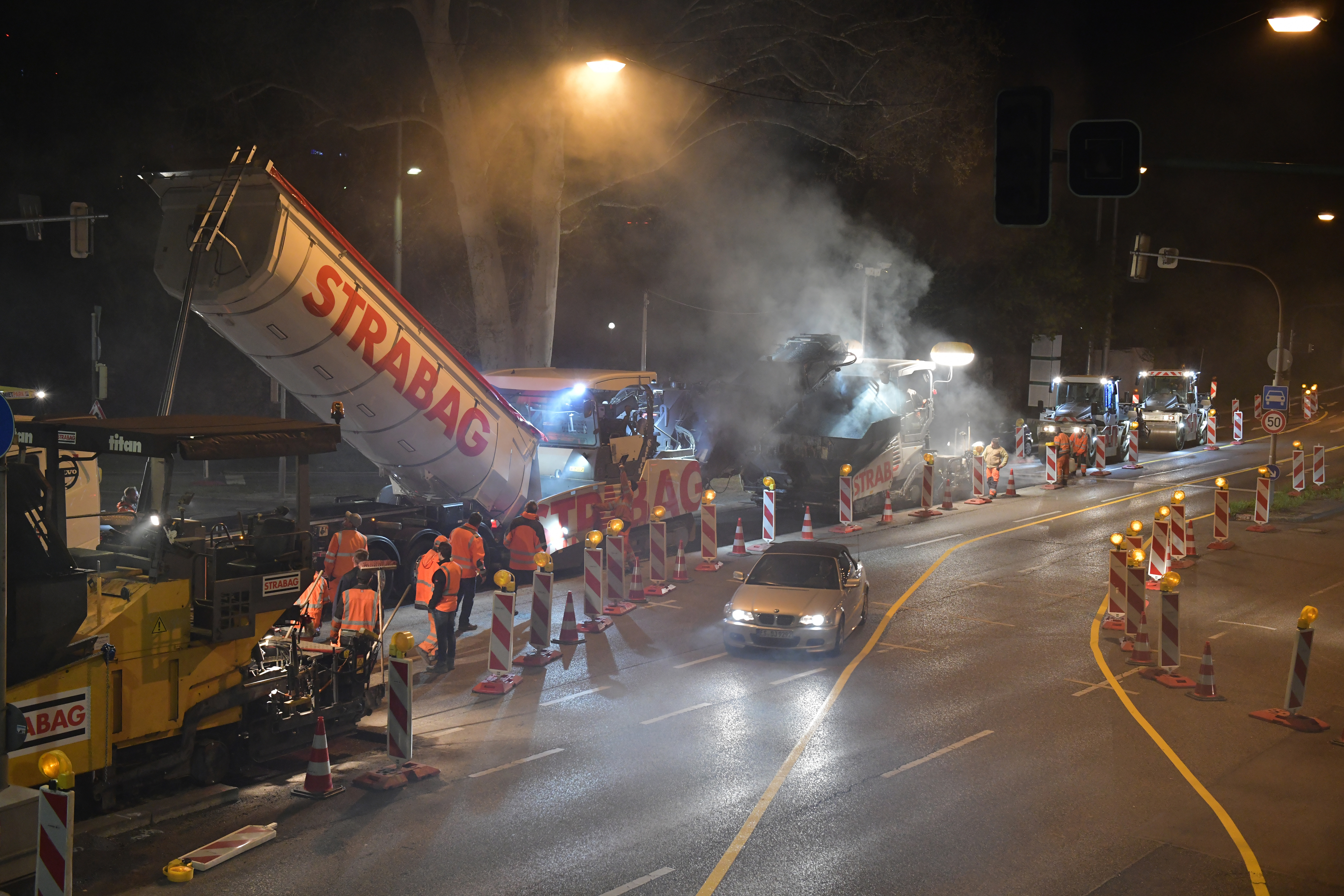 Foto von Straßenbauarbeiten bei Nacht