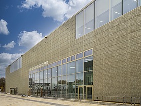 Foto vom Bertolt-Brecht-Schulzentrum in Nürnberg von außen. 