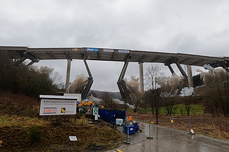Das Bild zeigt die  A 45-Talbrücke Rinsdorf bei der Sprengung von unten