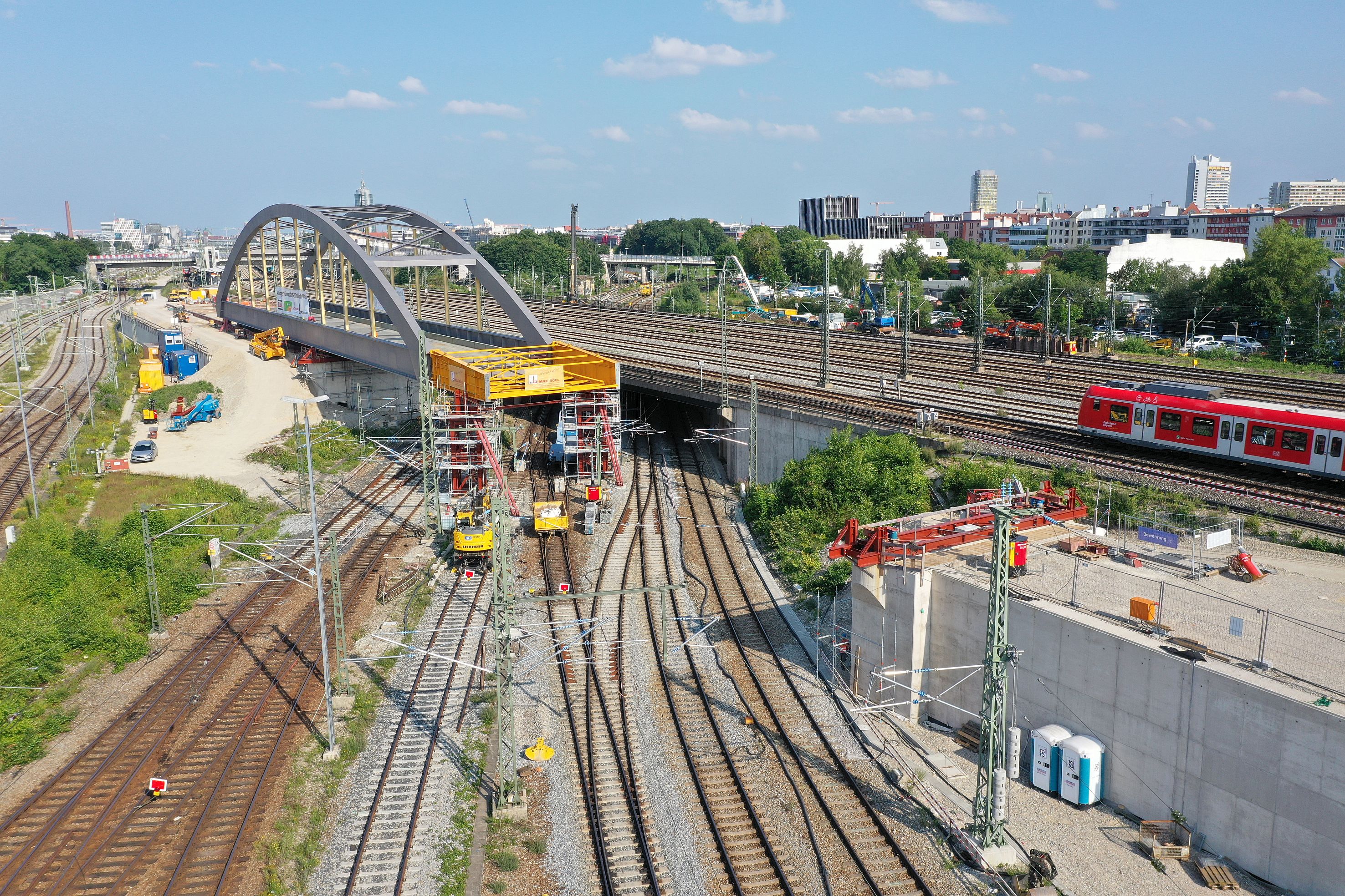 Foto vom Bau einer Brücke über Schienen aus der Vogelperspektive. 