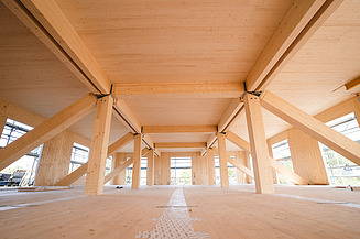 Foto von inneren einer Baustelle, die mit Holz verkleidet ist.   