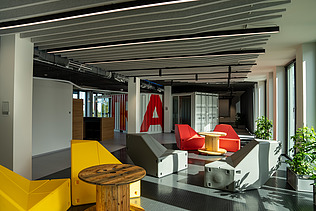 Foto von einer All Hands Bereich im Innovation Center in Stuttgart. 