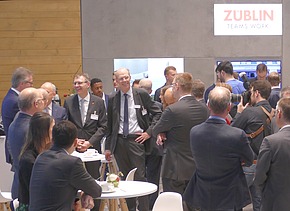 Foto vom Deutschen Bahntechnik-Tag 2019. Es herrscht freudige Stimmung und viele Männer sind zusehen. 