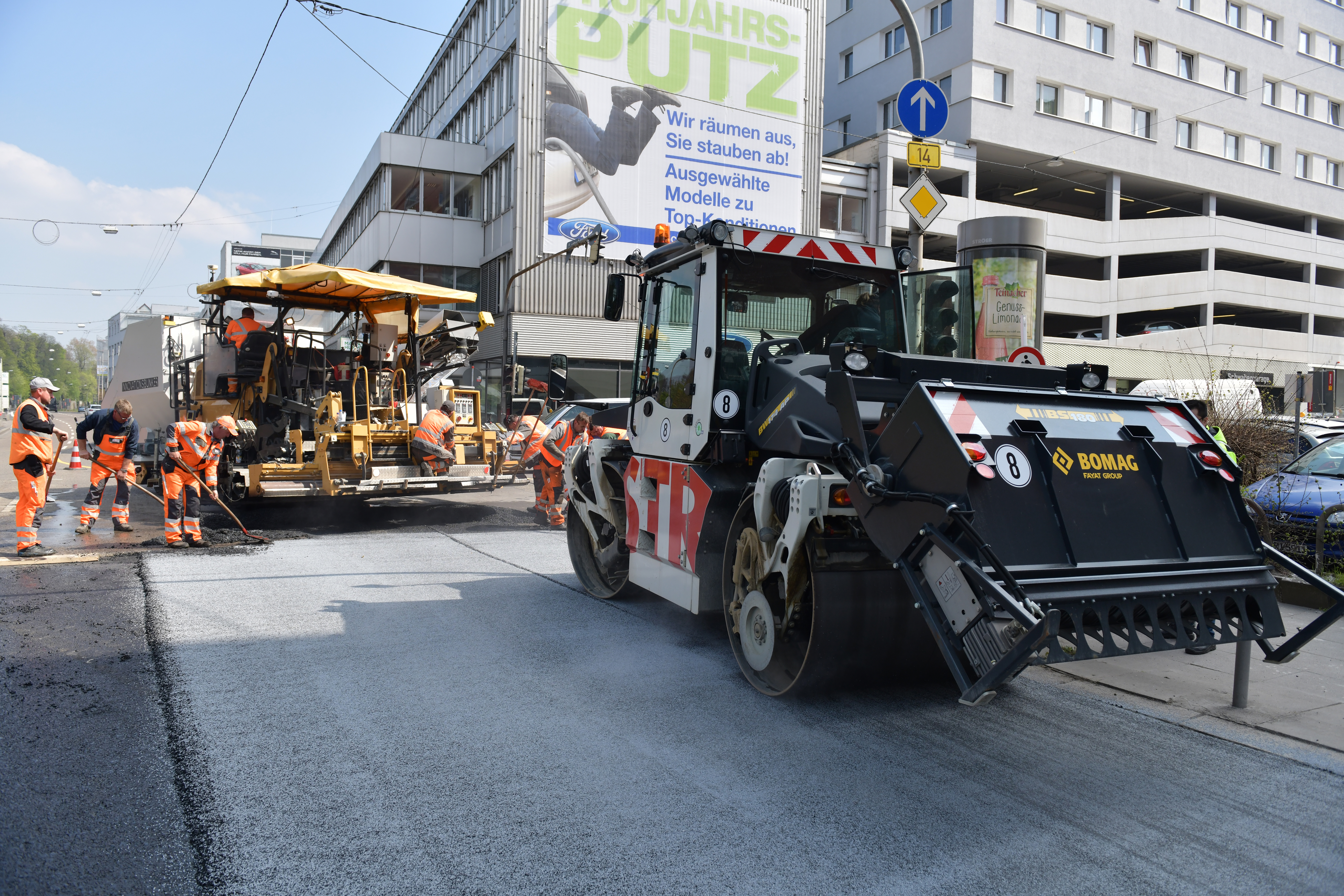 Foto von zwei Straßenbaumaschinen auf einer neuen Straße