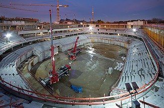Luftaufnahme von der Baustelle der multifunktionalen Sportarena SAP Garden im Münchener Olympiapark, bei Nacht. 