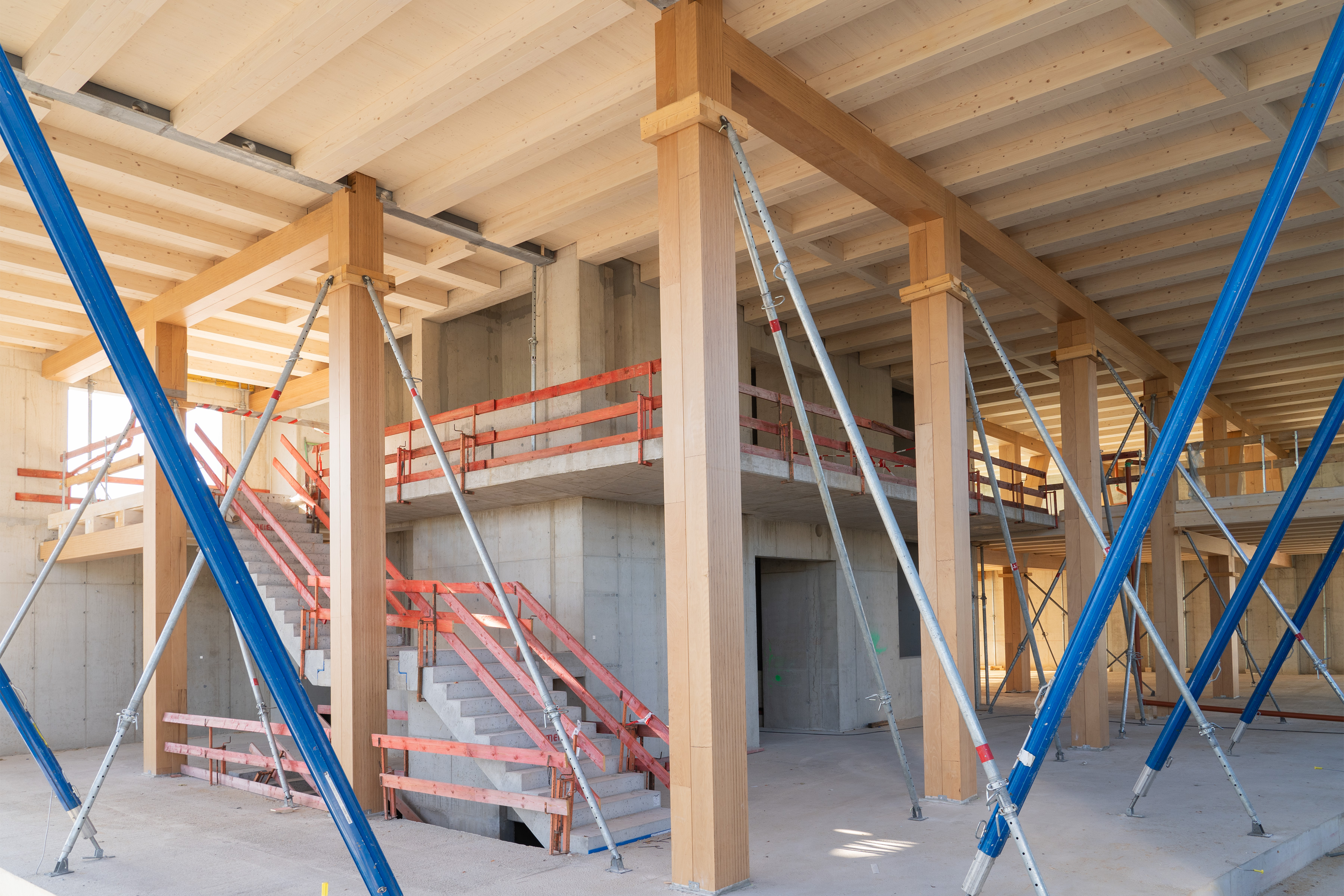 Foto von den Tragstruktur die das Holz-Beton-Verbund-Deckenelemente halten.