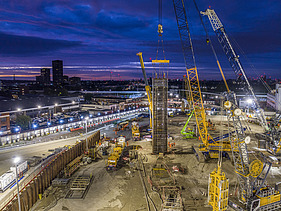Baustelle mit Kränen bei Nacht