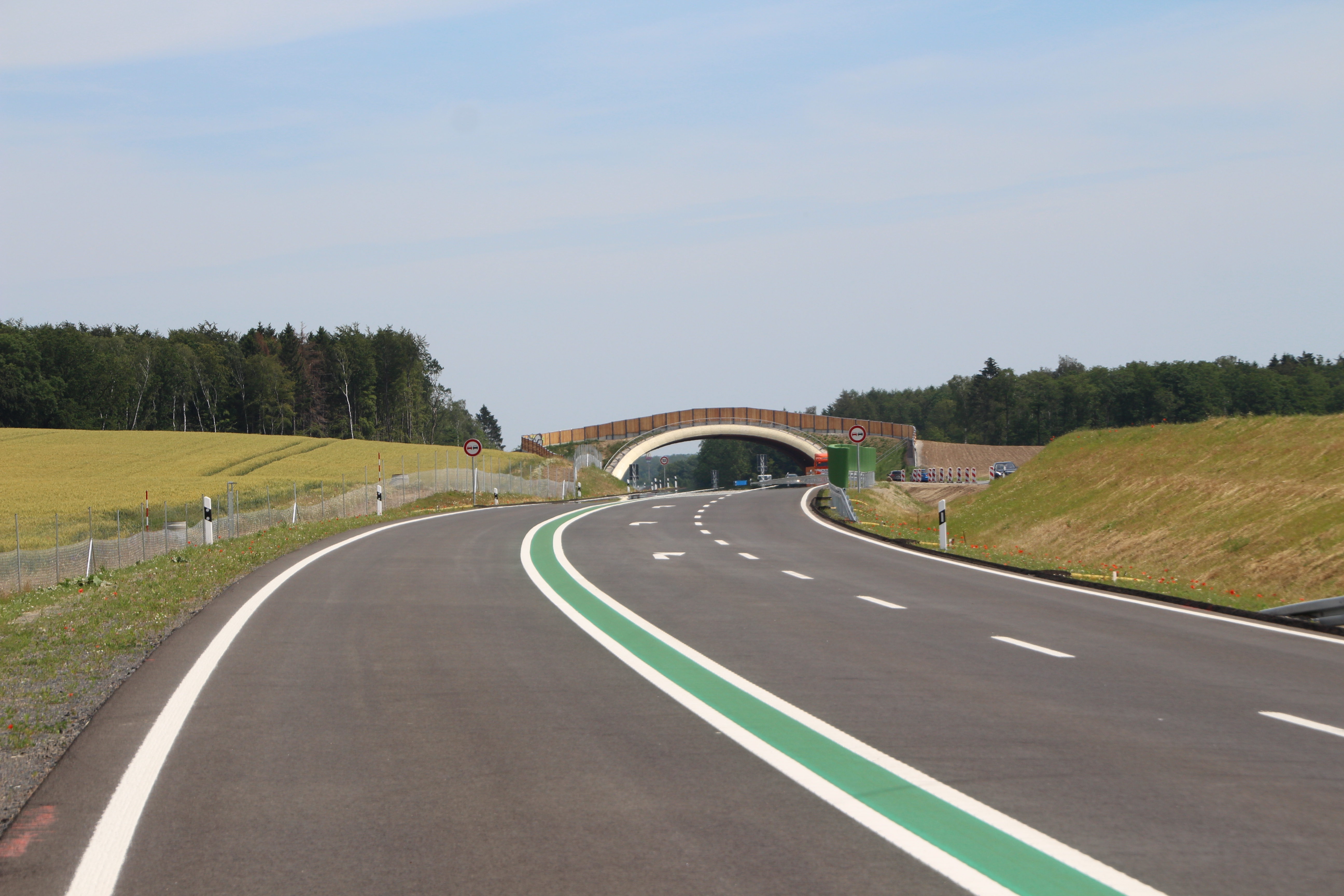 Foto einer leeren Fahrbahn, die in einer Unterflurtrasse mündet