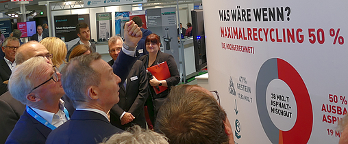 Foto von mehreren Personen vor einer Tafel mit einem Diagramm