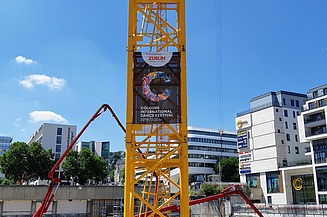 Foto von einem Kran mit International Dance Festival Plakat. 