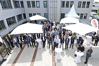 Luftaufnahme von den Mitarbeitern bei der Einweihung des ZÜBLIN-Standort Neu-Ulm.