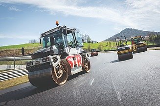 Walze auf der Fahrbahn