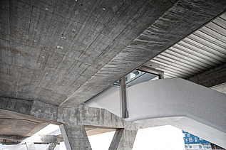 Foto von einer Metrostation mit Trägern die es halten.                