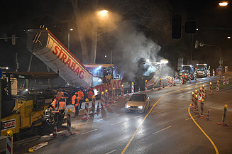 Foto von Straßenbauarbeiten bei Nacht