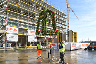Foto von der Richtkrone von der Baustelle des Gymnasiums in Köln Deutz. 