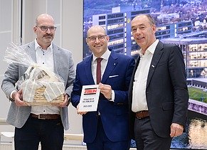 Drei Personen bei der Eröffnungsfeier des Landratsamts Esslingen