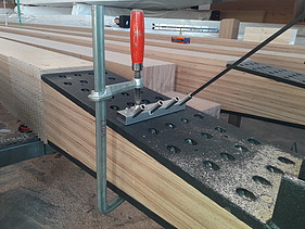 Foto von Holzplatten in einem Spanngerät.     