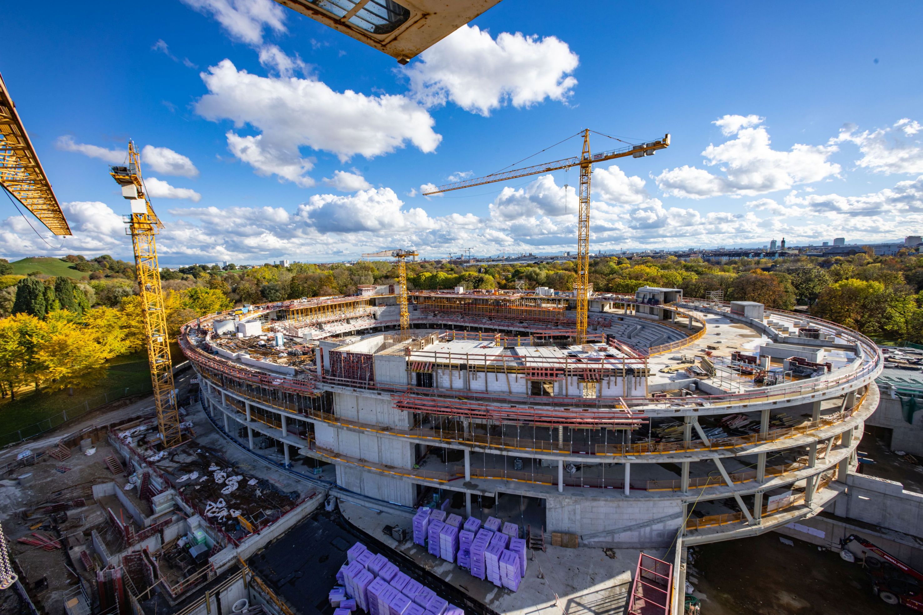 Luftaufnahme von der Baustelle der multifunktionalen Sportarena SAP Garden im Münchener Olympiapark.
