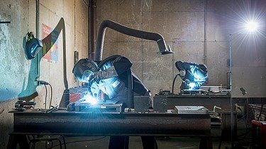 Foto von einer Werkshalle mit Fensterbaumaschinen